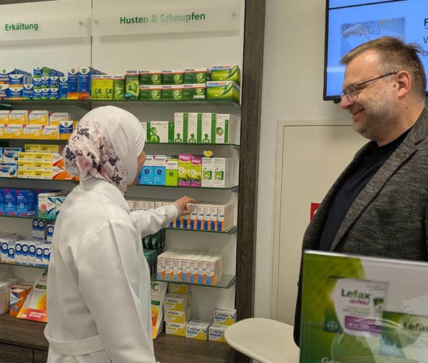 Omama Al Ali und Apothekenc